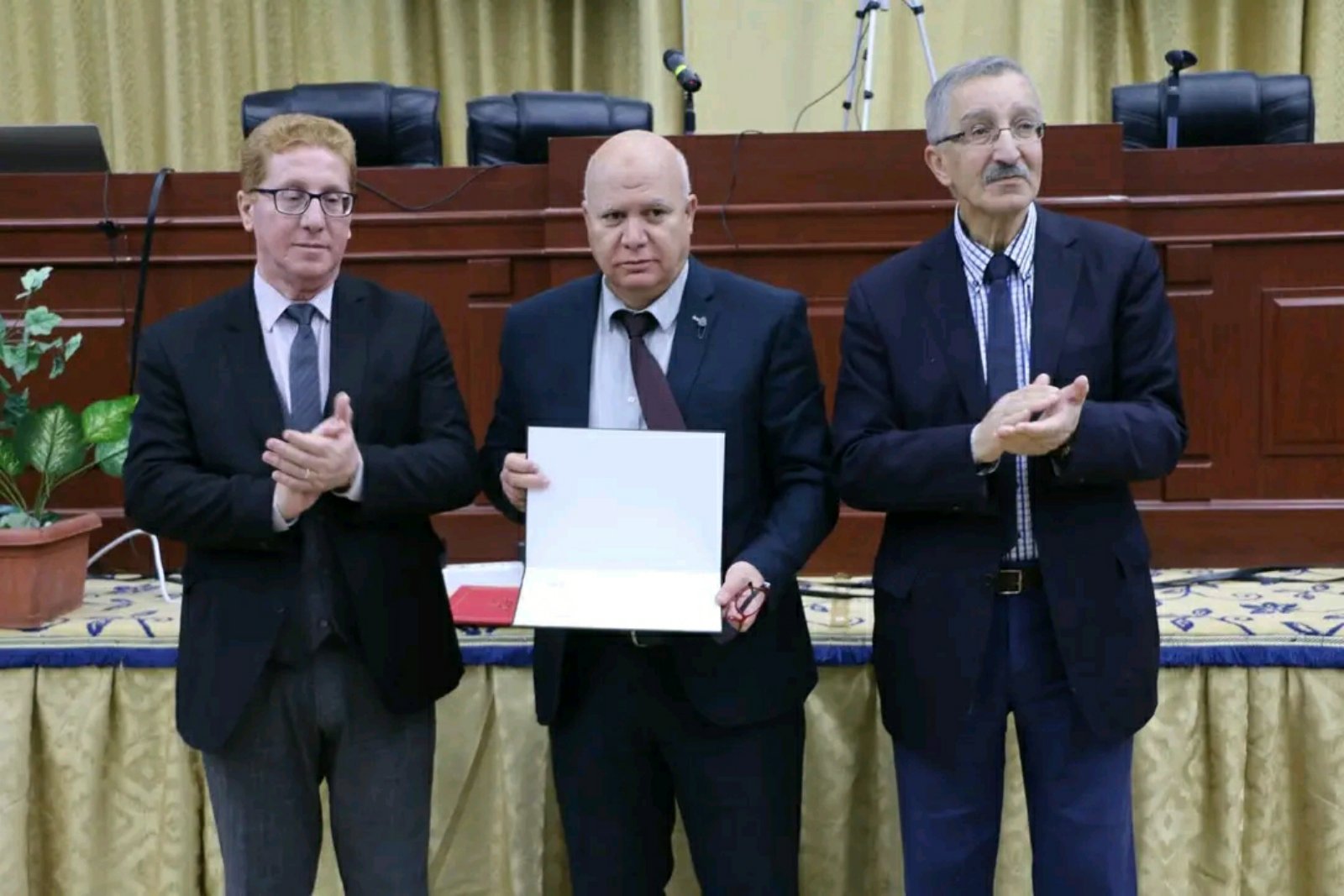 تكريم مدير المركز الجامعي عبد الحفيظ بوالصوف ميلة