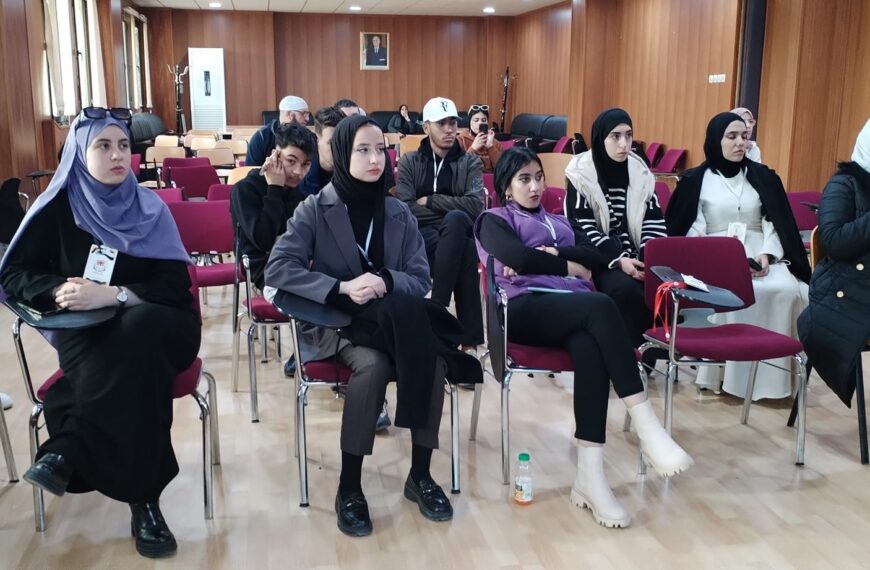 محاضرة حول الكشف المبكر لسرطان الثدي لطالبات الجامعة من تقديم الطبيبة الجراحة مزياني أمال